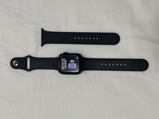 Apple Series 8 45mm Watch with GPS with 6 bands