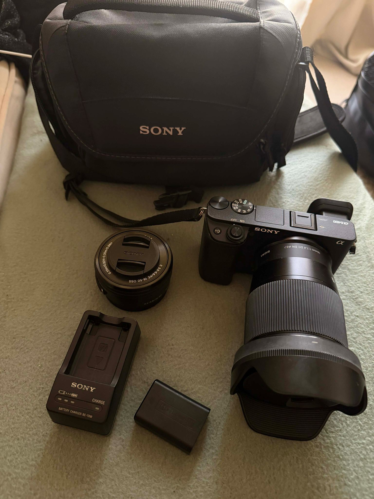 Sony A6400 Body Sony 1650mm Kit Lens SIGMA 16mm f/1.4 Zhiyun Crane Gimbal